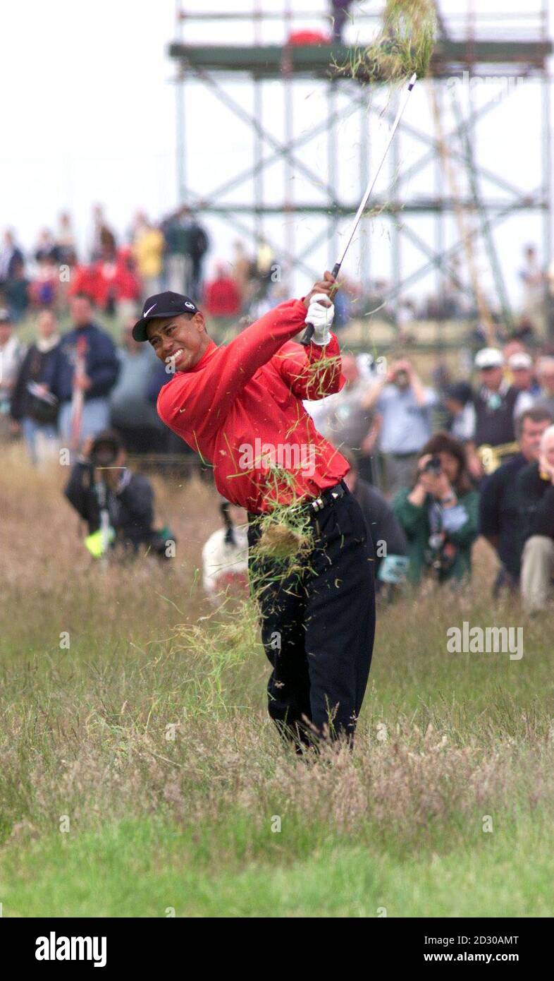 Les bois de tigre de l'Amérique dans le rude sur le 5ème trou pendant le dernier jour du championnat de golf ouvert britannique 1999 à Carnoustie, en Écosse. Banque D'Images
