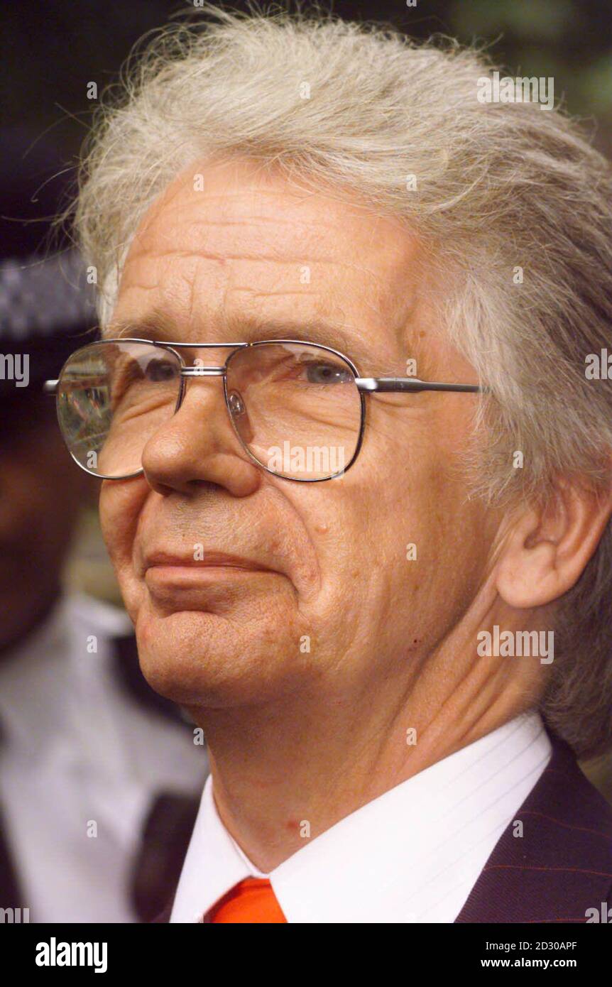 Tom Owen, fils de l'acteur populaire Bill Owen (85) qui a joué le charcter bien aimé 'Compo' dans la longue série de la BBC 'Last of the Summer Wine', Owen est mort la semaine dernière après qu'il a perdu sa bataille contre le cancer de l'estomac et de l'intestin.* 6/8/99: Il a été annoncé qu'Owen jouera le fils perdu de longue date de Compo, quand la série retourne à BBC1 en l'an 2000.* il a été enterré à midi le 19 juillet 1999 par l'église Saint-Jean d'Upperthong. Banque D'Images