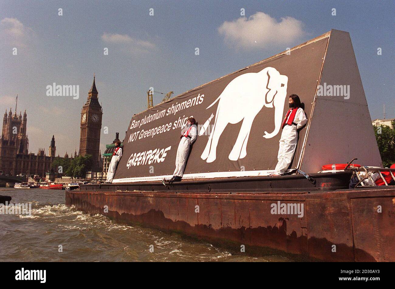 Greenpeace a envoyé un message à Tony Blair d'une barge sur la Tamise, à l'extérieur des chambres du Parlement , condamnant les expéditions récemment déconnectées de plutonium utilisable en provenance de Grande-Bretagne. * la bannière de 40 pieds de long portant l'image d'un éléphant blanc excrétant une bombe nucléaire et avec le mot 'Tony Blair , les expéditions de plutonium DE Ban PAS les navires de Greenpeacre' Banque D'Images
