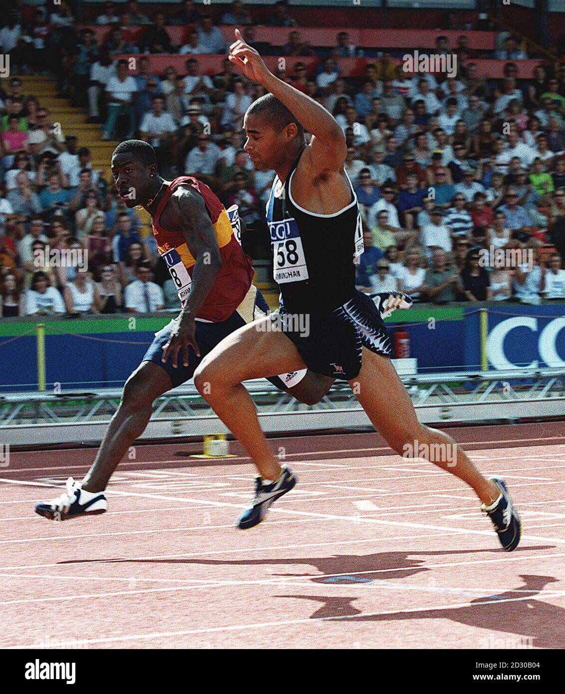 Jason Gardener (R) traverse la ligne d'arrivée pour gagner la finale de 100 m en 10.02 secondes de Dwain Chambers, lors des championnats AAA et des épreuves du monde au stade Alexander, Birmingham. Banque D'Images