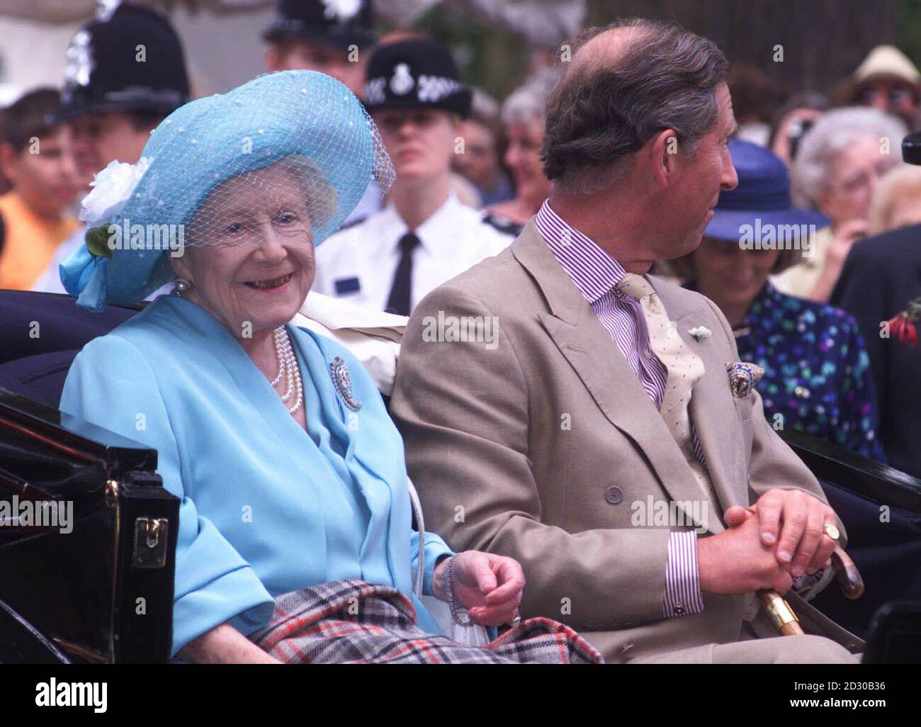 La reine Elizabeth de Grande-Bretagne, la reine mère avec son petit-fils le prince de Galles lors d'une visite au spectacle de fleurs de Sandringham. Banque D'Images