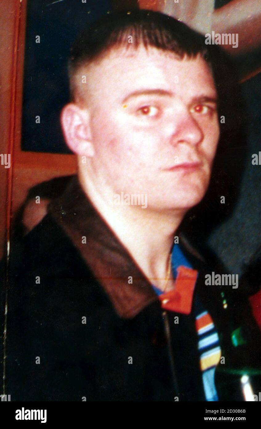 Charles Bennett, 22 ans, de Clifton Park Avenue, dans le nord de Belfast. Un homme tué par balle dans l'ouest de Belfast tôt semble être un catholique de 22 ans du nord de la ville qui a disparu de sa maison le week-end dernier. * l'homme a été trouvé allongé sur un terrain de gaspillage au large de la route des chutes avec ses mains liées derrière son dos et le tissu enroulé autour de sa tête. On pense qu'il a été abattu dans la tête. Le corps a été découvert par les gens du coin à environ 1h00 derrière le St galls Gaelic Athletic Club à Milltown Row peu de temps après qu'ils aient entendu des coups. La police a cherché Charles Bennett, 22 ans, de Clifton P. Banque D'Images