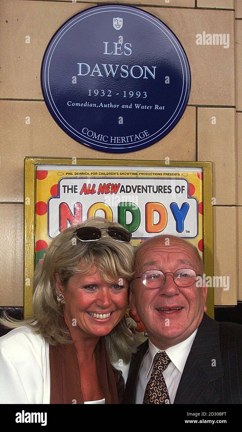 Tracey Dawson, veuve du comédien les Dawson, décédé en 1993, avec son partenaire comique et ami proche Roy Barraclough, à l'occasion du dévoilement d'une plaque à l'extérieur du Palace Theatre, à Manchester. Dawson est le dernier comédien britannique à avoir été honoré d'une plaque Comic Heritage. Banque D'Images