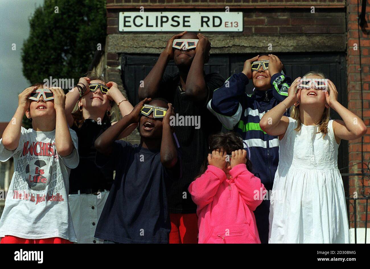 Des jeunes de la région d'Eclipse Road, Londres, se réunissent pour voir la vue spectaculaire de l'éclipse. (G-D) Andrew Anderson, 11 ans, Kerri Kirby, 11 ans, Thomas King, 11 ans et Leonard King, 14 ans, Paul Alexander, 13 ans, Vicky Bineham, 10 ans et Emma Kirby, 5 ans. Banque D'Images