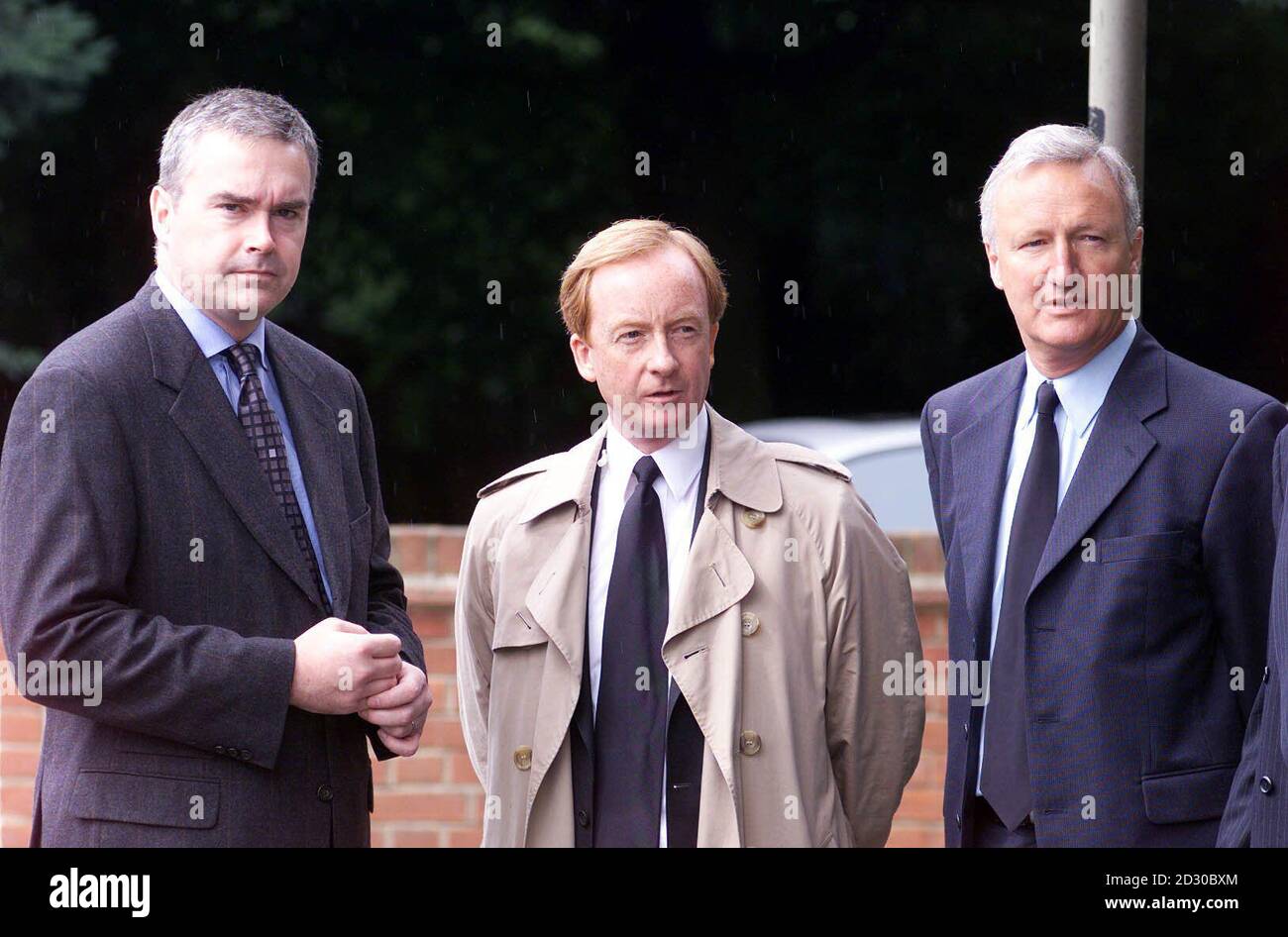 Les journalistes de la BBC (de gauche à droite) Huw Edwards, Nicholas Witchell et Andrew Harvey attendent le mardi 17 août 1999 à l'extérieur de l'église St Mary à Shenfield, Essex, pour le service commémoratif à leur collègue Helen Rollason. Le service de Mme Rollason, décédée d'un cancer la semaine dernière, âgée de 43 ans, a fait suite à des funérailles privées. Mme Rollason a été la première femme à présenter le tribune phare de BBC Sport et a également travaillé pour BBC Breakfast News et, plus récemment, la nouvelle six O Clock News. Banque D'Images