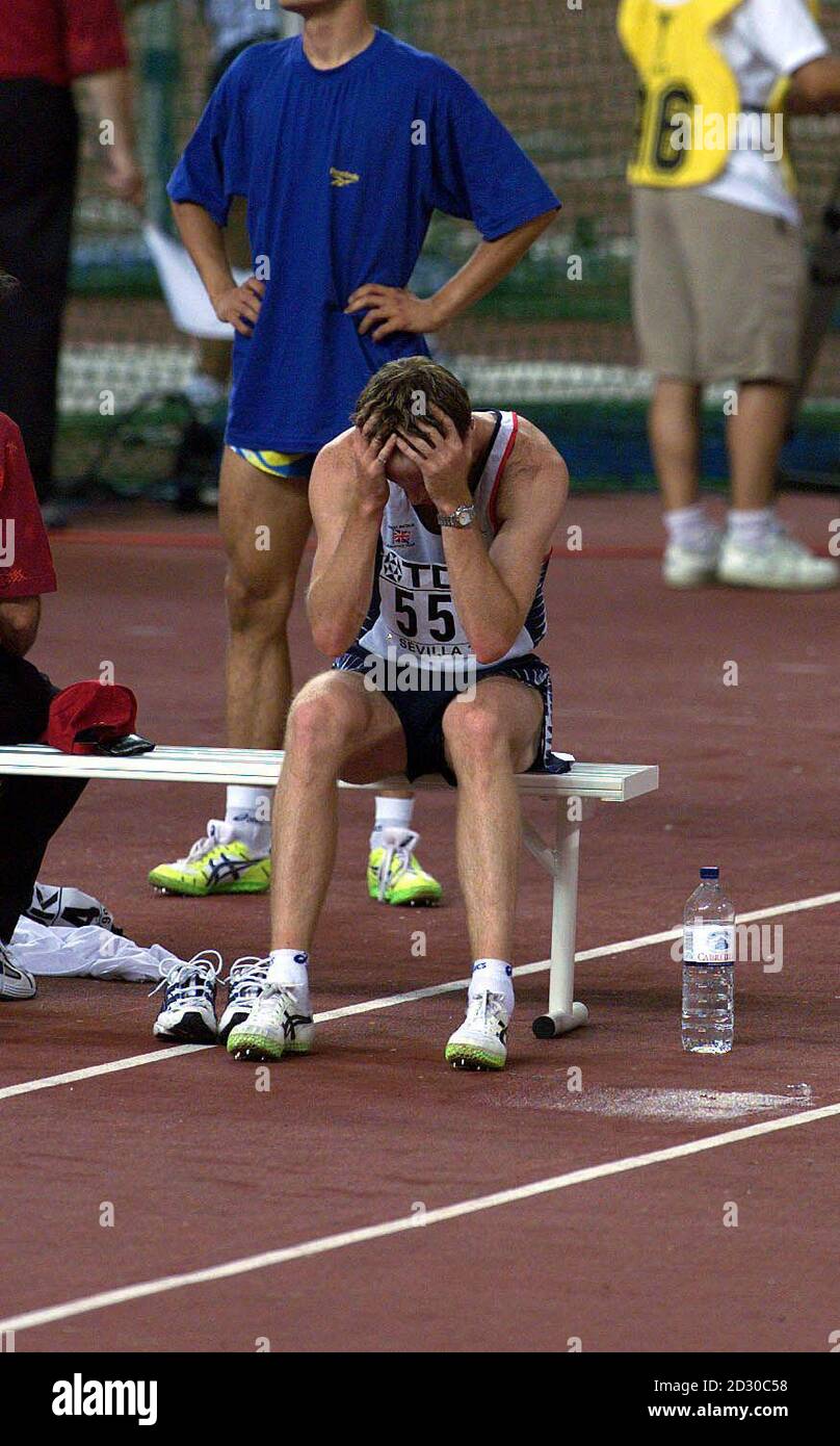 Steve Smith, en Grande-Bretagne, envisage sa prochaine étape après avoir abandonné un saut dans les épreuves de saut en hauteur pour hommes à Séville lors de l'athlétisme mondial de l'IAAF 1999. Banque D'Images