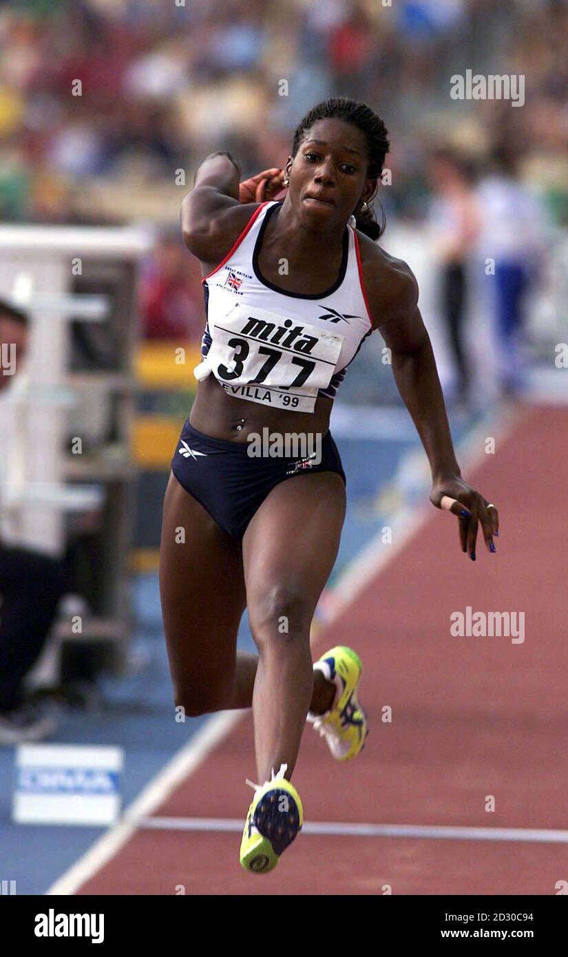 Ashia Hansen en action en Grande-Bretagne lors de la Triple Jump final à Séville aux 7e championnats mondiaux d'athlétisme de l'IAAF. 24/03/00 : appel à l'information de la police après que le petit ami blanc de Hansen a été poignardé dans une attaque raciste, il est apparu aujourd'hui. * Chris Cotter, 28 ans, gardait sa voiture à Aston Croft, Erdington, Birmingham vers 21 heures le mardi 03/00 lorsqu'il a été approché par un homme qui a fait des commentaires racistes sur Mme Hansen, a déclaré la police des West Midlands. Un groupe de trois ou quatre autres hommes s'est ensuite approché de derrière lui et il a été poignardé trois fois dans le dos et écrasé à travers les ancêtres Banque D'Images