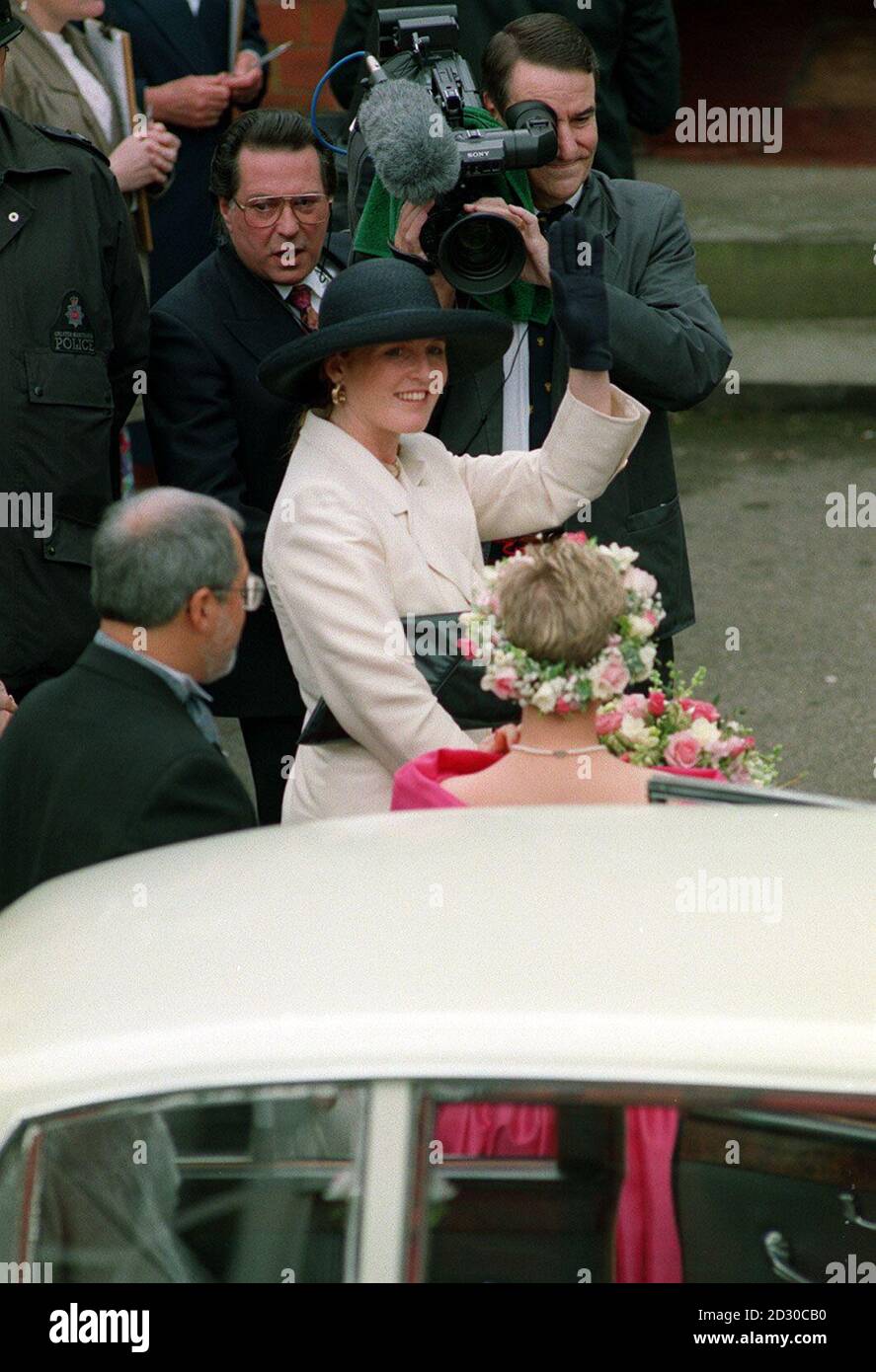 La duchesse de York sourit et se fait la vague alors qu'elle arrive pour le mariage de son ancienne nounou, Alison Wardley, à Ben Dady, un garde du corps royal. Banque D'Images