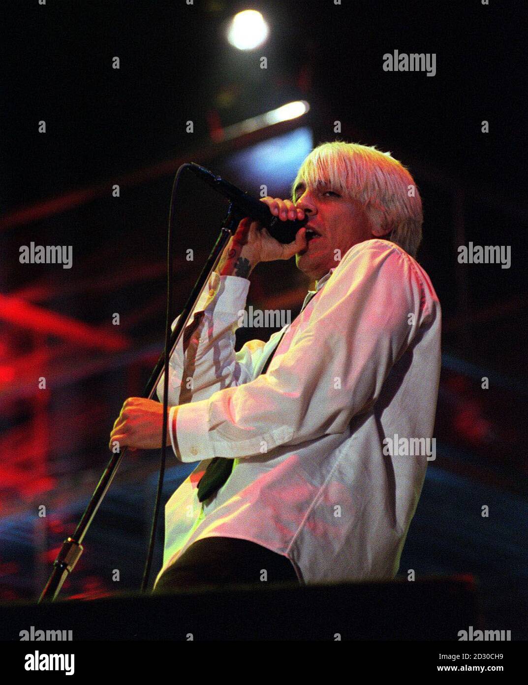 Anthony Kiedis, chanteur principal du groupe Red Hot Chili Peppers, se produit sur scène au festival de musique Reading. Banque D'Images