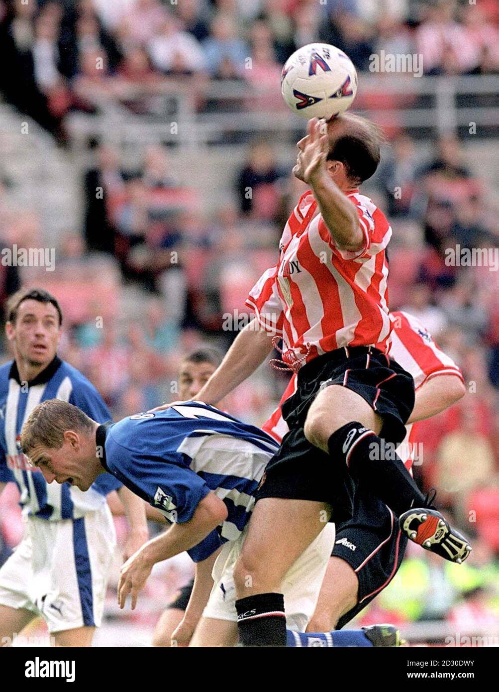 Parfait équilibre de Steve Bould de Sunderland (à droite) alors qu'il bat Andy Booth de Sheffield mercredi au ballon lors de leur match de Premiership au Stade de Light, Sunderland. Banque D'Images