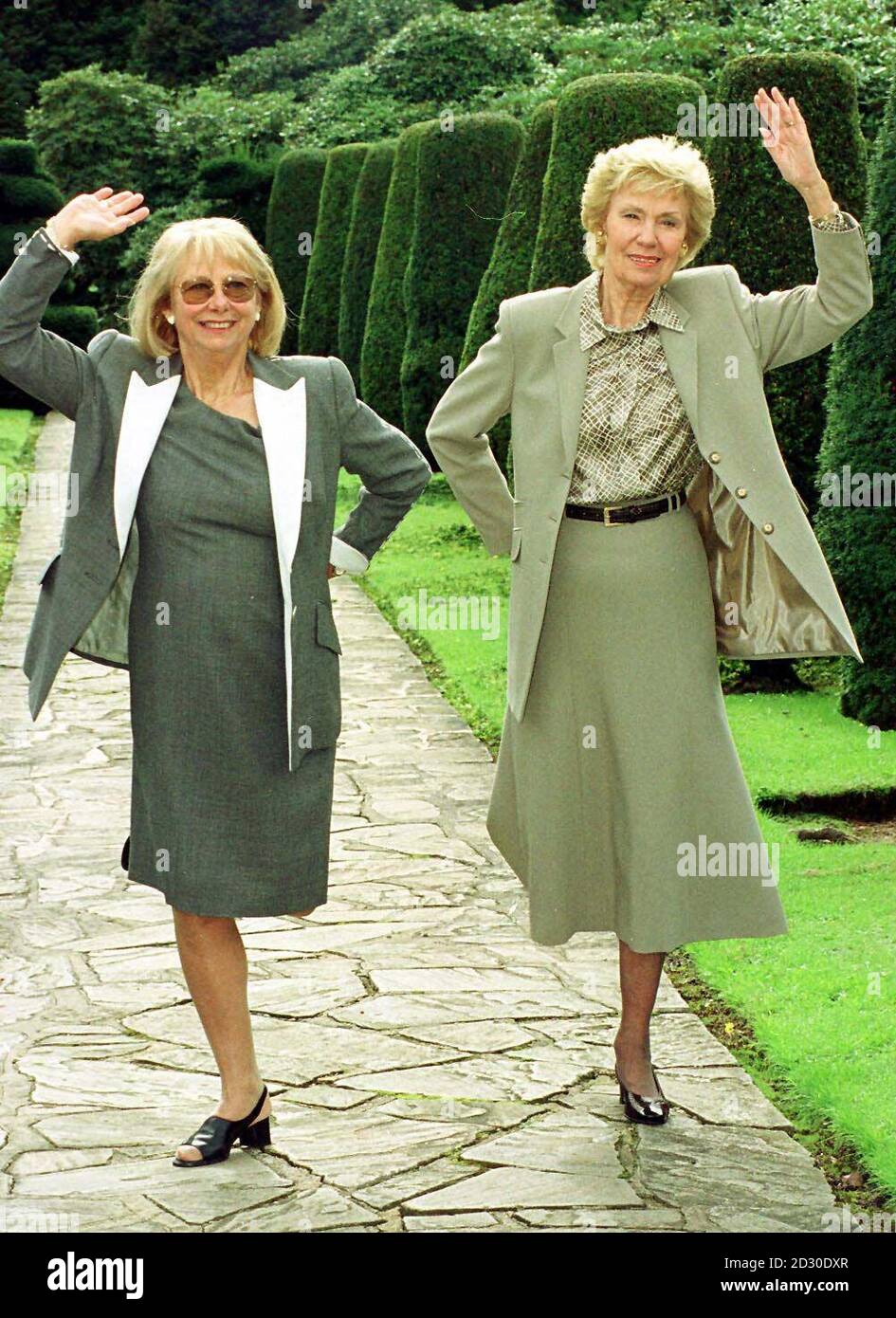 Les veuves de Morecambe et de Wise (Doreen Wise, Left et Joan Morecambe) démontrent la marche des garçons du soleil après qu'ils ont dévoilé une plaque dans le hall de la renommée aux Pinewood Studios, Buckingham lors de la cinquième comédie annuelle britannique hommage. Banque D'Images