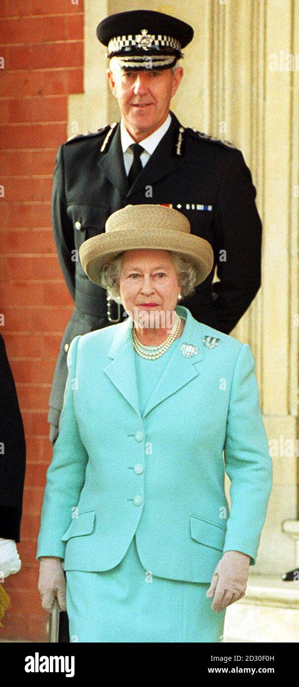 Le HM Queen Elizabeth II quitte un centre communautaire à Ladbroke Grove avec le commissaire de police métropolitaine Sir Paul Condon, après avoir rencontré les membres des services d'urgence impliqués dans l'accident de Paddington Rail. Banque D'Images