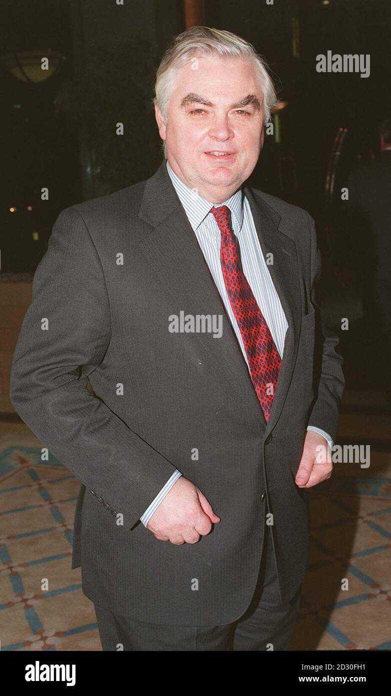 Norman Lamont arrive à l'appartement de grand standing de Lord and Lady Archer, surplombant la Tamise, dans le centre de Londres, ce soir (lundi), où les Archers organisent une fête de boissons de Noël, à laquelle le Premier ministre John Major et plusieurs membres du Cabinet ainsi que des hauts ministres comptent parmi les 600 invités. Voir PA Story POLITICS Party. Photo de Stefan Rousseau/PA. Banque D'Images