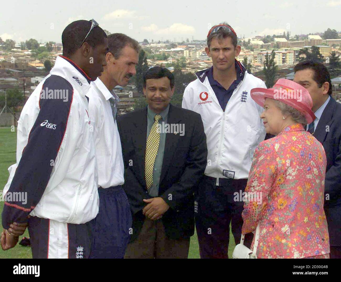 La Reine rencontre les Cricketers d'Angleterre Alex Tudor (L) Andrew Caddick (R) et le Cricketer d'Afrique du Sud Jimmy Cook (C) lors de sa visite au terrain de cricket de la commune d'Alexandra, à l'extérieur de Johannesburg, en Afrique du Sud, Banque D'Images