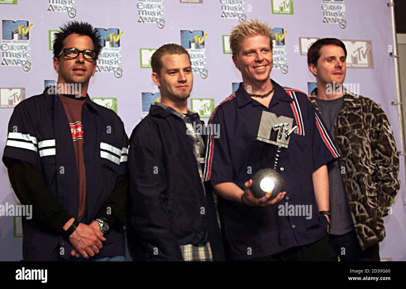 Le groupe de rock américain progéniture avec leur prix pour le Best Rock Act, qu'ils ont recueilli lors des MTV Europe Music Awards 1999, qui ont eu lieu à The point, Dublin. (G-D) Kevin 'Noodless' Wasserman, batteur Ron Welty, chanteur Dexter Holland et bassiste Greg Kriegel. * greg k Banque D'Images