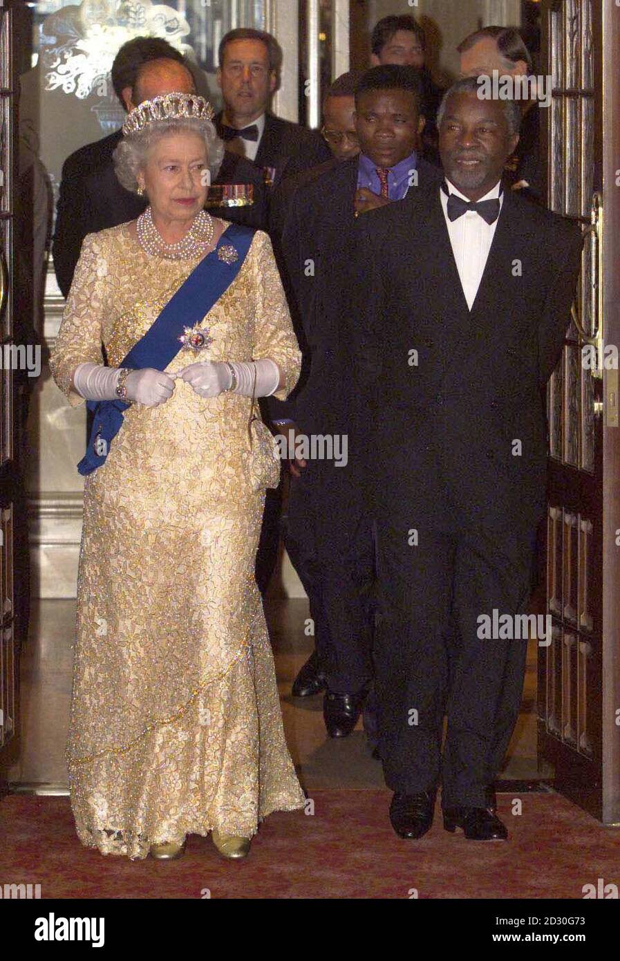 L'AFRIQUE DU SUD SORT: La Reine Elizabeth II arrive avec le Président Mbeki, pour un banquet d'État tenu à l'intention des chefs de gouvernement du Commonwealth, à Durban, en Afrique du Sud. Banque D'Images