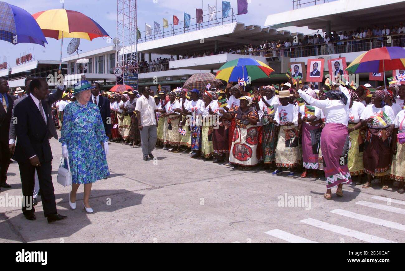 La Reine Elizabeth II, accompagnée du Président Joaquim Chissano (à gauche) du Mozambique, est accueillie par des danseurs traditionnels lorsqu'elle arrive à l'aéroport de Maputo pour une visite guidée de la capitale du pays le dernier jour de sa visite d'État en Afrique. * c'est la première visite de la Reine au nouveau membre du Commonwealth, qui se remet de 16 ans de guerre civile. Banque D'Images