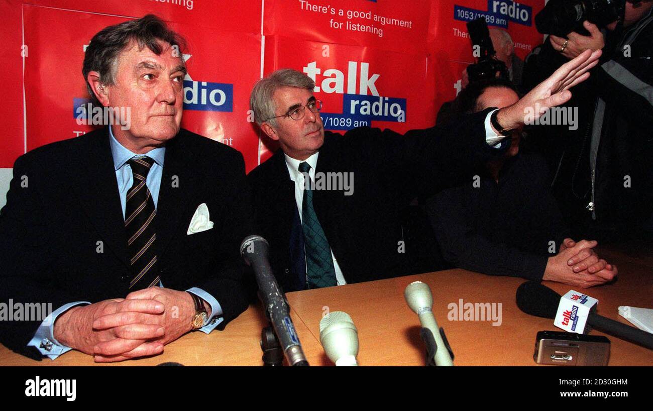 L'homme au centre du scandale Jeffrey Archer, Ted Francis (à gauche) avec son attaché de presse Max Clifford lors d'une conférence de presse dans les studios de diffusion de Talk radio à Londres, à la suite d'une interview sur Derek Hatton Talk radio Show. Banque D'Images