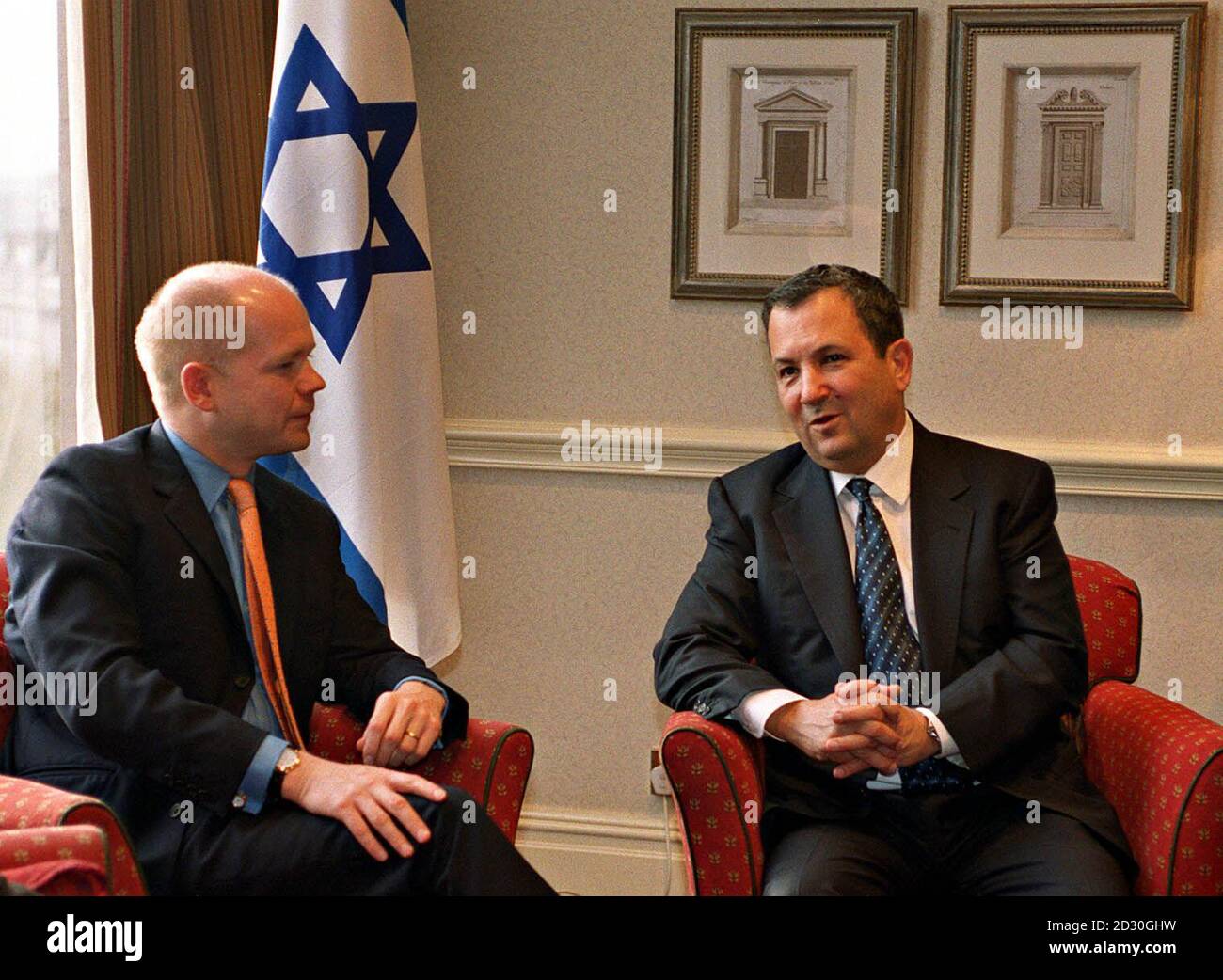 Le Premier ministre israélien Ehud Barak , 57 (à gauche) avec le chef du parti conservateur William Hague, à l'Inter Continental Hotel de Park Lane, dans le centre de Londres, dans le cadre de sa visite d'une journée. 10/12/00: Barak a annoncé qu'il démissionnerait, déclenchant des élections. * qu'il a appelé un référendum sur la paix dans les deux mois. Il informera le Président de sa démission le 11/12/00. Banque D'Images Le Premier ministre israélien Ehud Barak , 57 (à gauche) avec le chef du parti conservateur William Hague, à l'Inter Continental Hotel de Park Lane, dans le centre de Londres, dans le cadre de sa visite d'une journée. 10/12/00: Barak a annoncé qu'il démissionnerait, déclenchant des élections. * qu'il a appelé un référendum sur la paix dans les deux mois. Il informera le Président de sa démission le 11/12/00. Banque D'Images