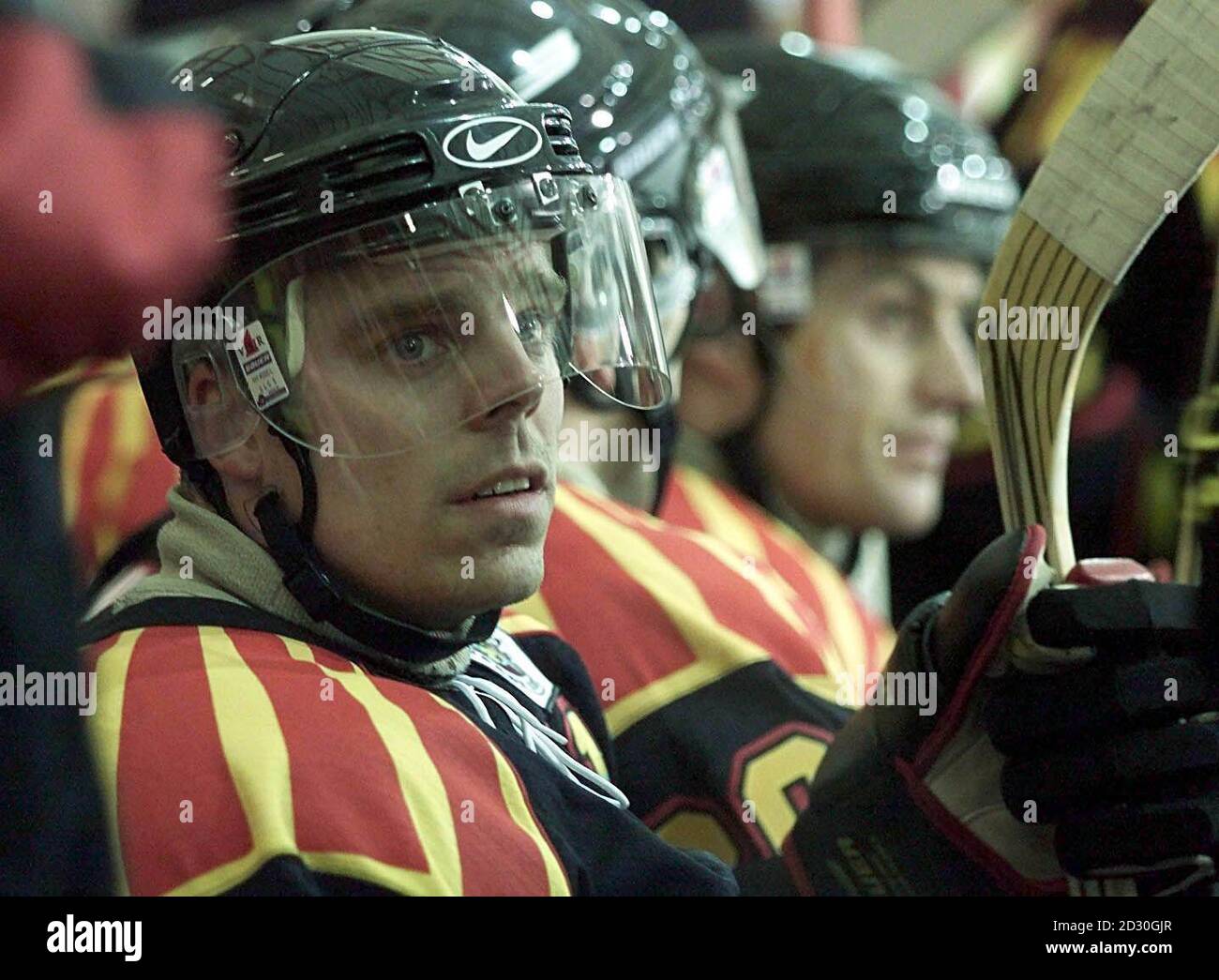 L'Ove Molin de Brynas Tigers se respire lors de leur match de la Ligue européenne de hockey sur glace contre la tempête de Manchester, à la patinoire Blackburn. Banque D'Images