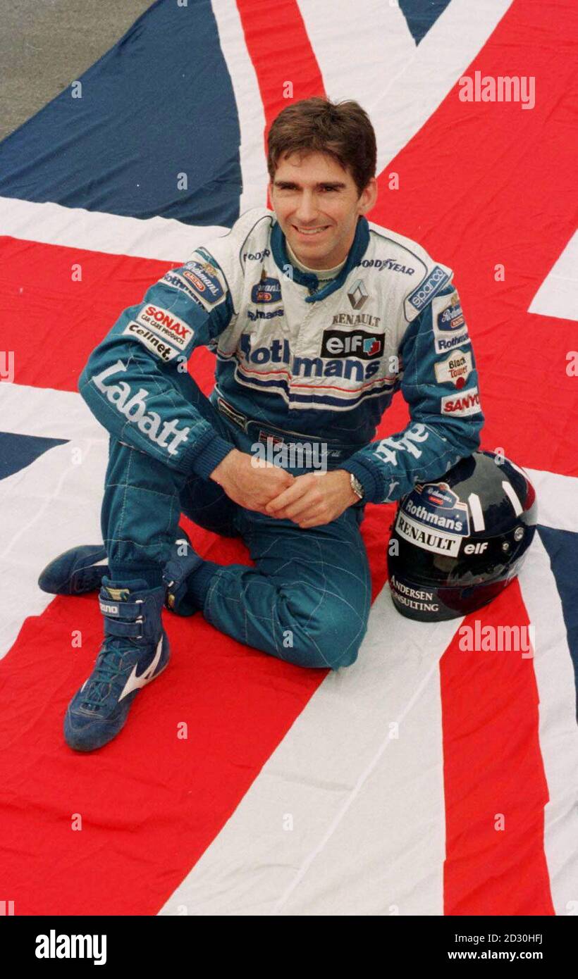 Damon Hill, pilote du Grand Prix Williams, pose une posture patriotique lors d'une pause dans l'essai de sa nouvelle FW18 à Brands Hatch, dans le Kent, en 1996. Banque D'Images