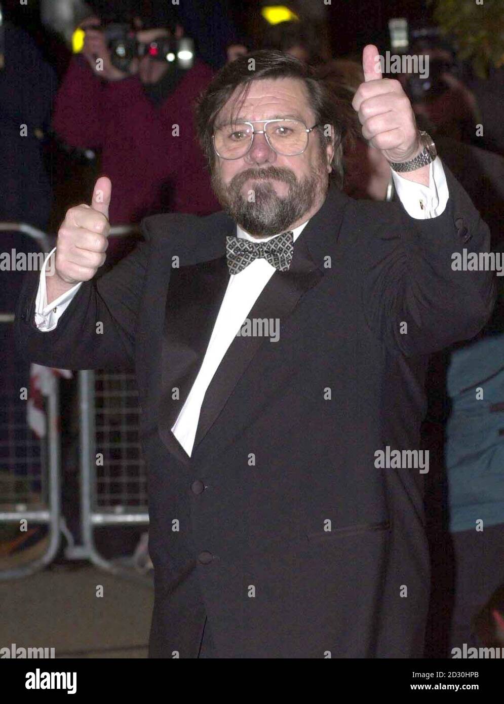 Ricky Tomlinson co-auteur et star de la série BBC2 'Royle Family', arrivant aux British Comedy Awards à Londres. 10/12/00: Tomlinson dit comment il a fait arrêter son fils par la police armée et a mis dans un hôpital psychiatrique. * l'acteur, qui joue Jim Royle dans la comédie à succès la famille Royle, décrit comment il avait Gareth, 27 ans, sectionné après avoir dit aux officiers qu'il avait une arme. Tomlinson, 60 ans, a dit au Sunday Mirror: Je ne peux pas penser à quelque chose de plus terrible pour un père que de tourner dans son propre fils. Mais que puis-je faire d'autre ? Il est venu à la tête quand il a dit qu'il avait une arme à feu et, bien que je ne l'ai pas cru, je n'étais pas Banque D'Images