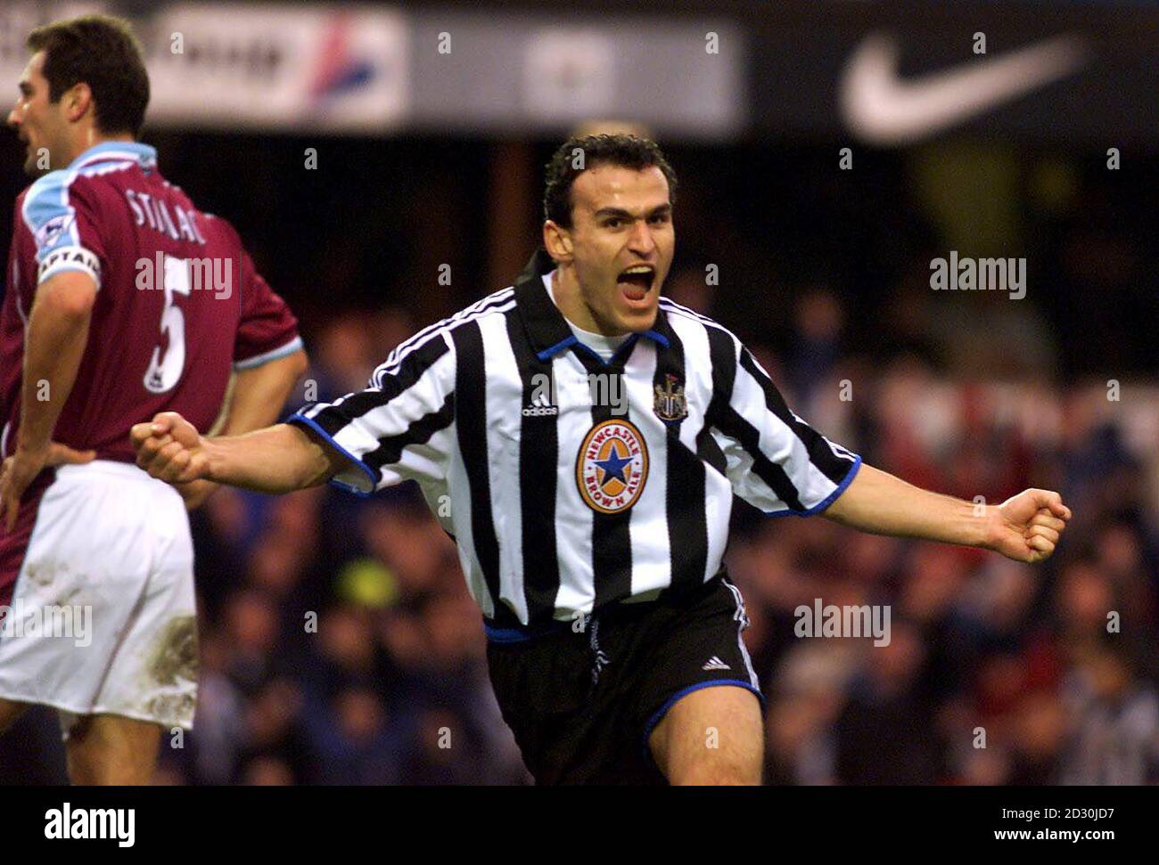 Cette image ne peut être utilisée que dans le contexte d'une fonction éditoriale. Nikolaos Dabizas, de Newcastle United, célèbre son but après avoir obtenu son score contre West Ham United lors du match FA Carling Premiership à St James Park. Banque D'Images