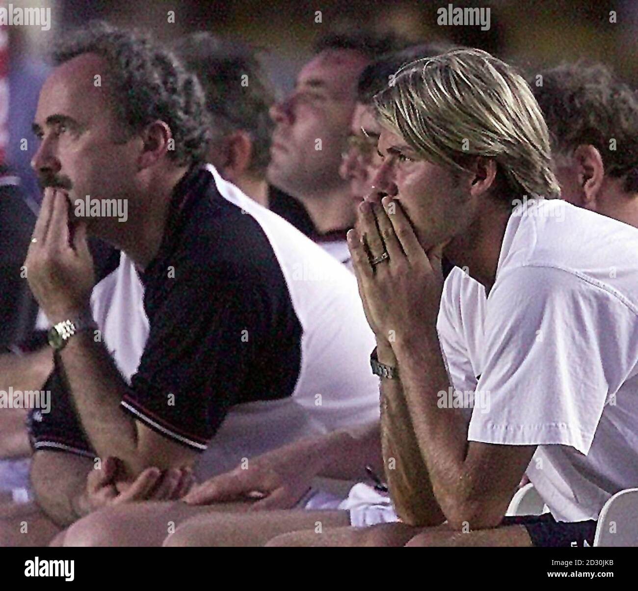 Cette image ne peut être utilisée que dans le contexte d'une fonction éditoriale. David Beckham de Manchester United tient sa tête dans ses mains alors que son côté s'est écrasé 3-1 contre Vasco de Gamma, lors de leur match de football du championnat du monde de la FIFA du groupe B. *.. Au stade Maracana à Rio de Janeiro, Brésil. Banque D'Images