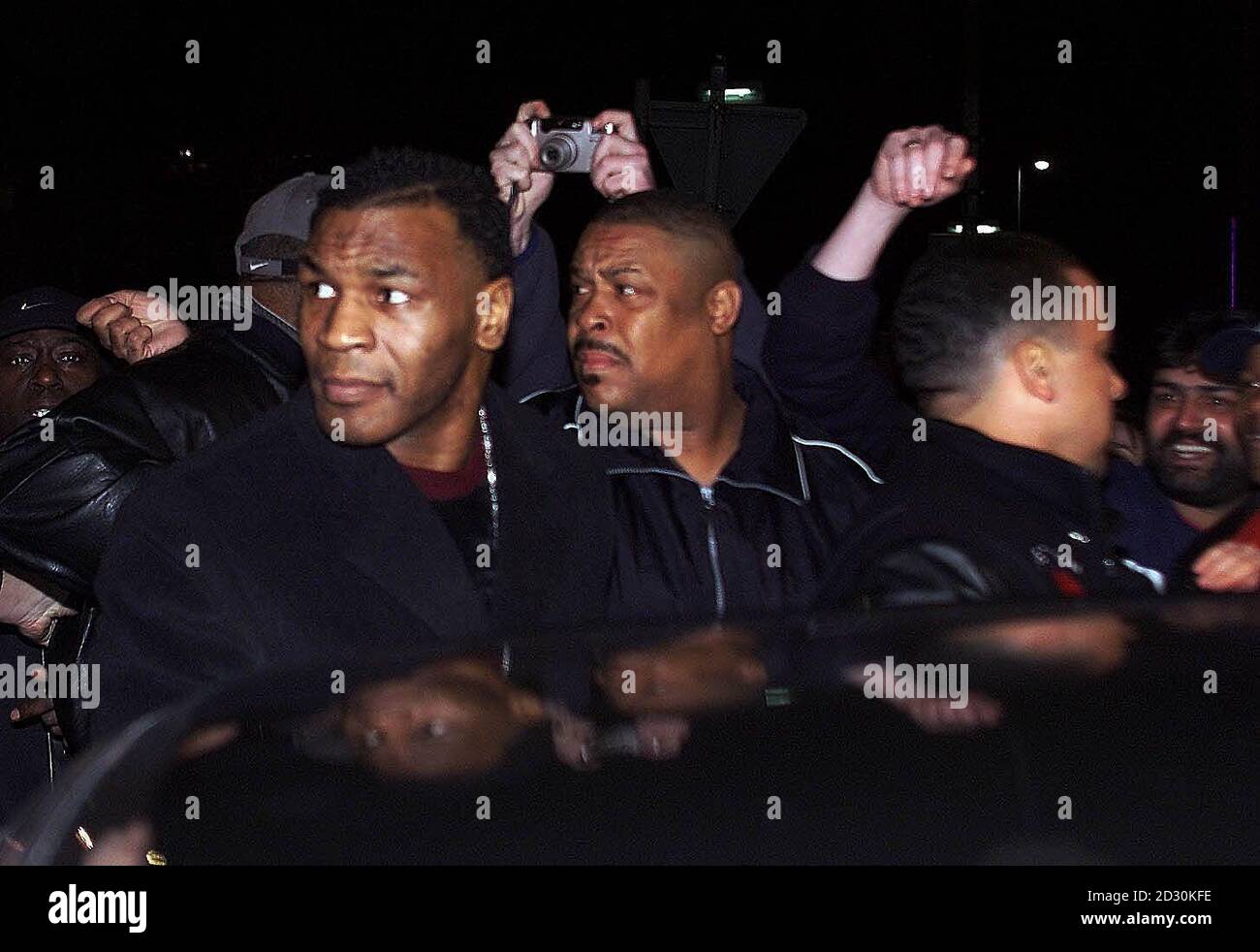 L'ancien champion américain de boxe poids lourd Mike Tyson (à gauche) arrive à Manchester, en préparation à son concours avec le champion britannique Julius Francis. Banque D'Images
