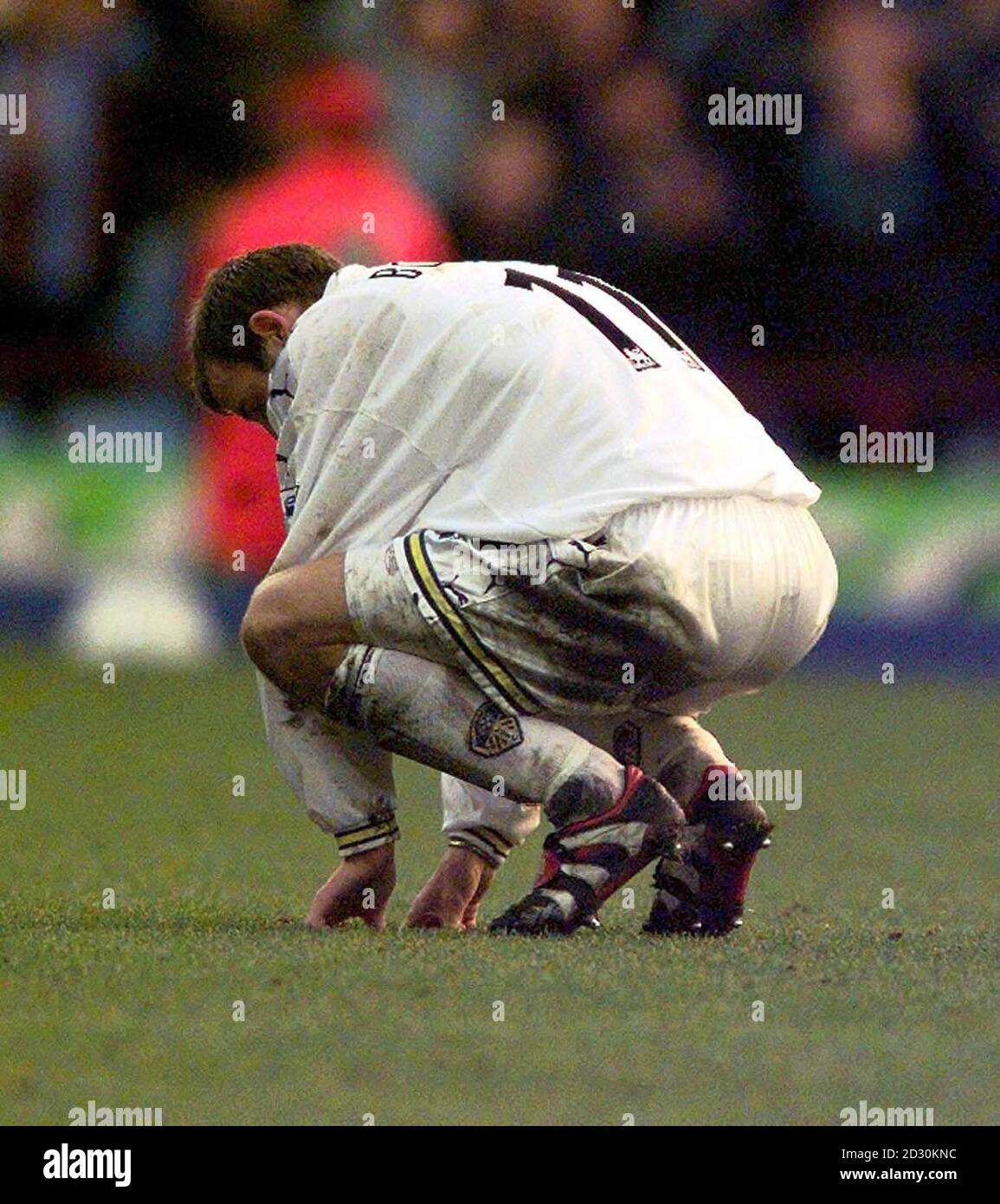 Cette image ne peut être utilisée que dans le contexte d'une fonction éditoriale. Lee Bowyer, de Leeds United, est abandonné à cause de la perte de Leeds de 3-2 à Aston Villa dans leur match de football de la cinquième ronde de la coupe FA entre Aston Villa et Leeds à Villa Park, Birmingham. Banque D'Images