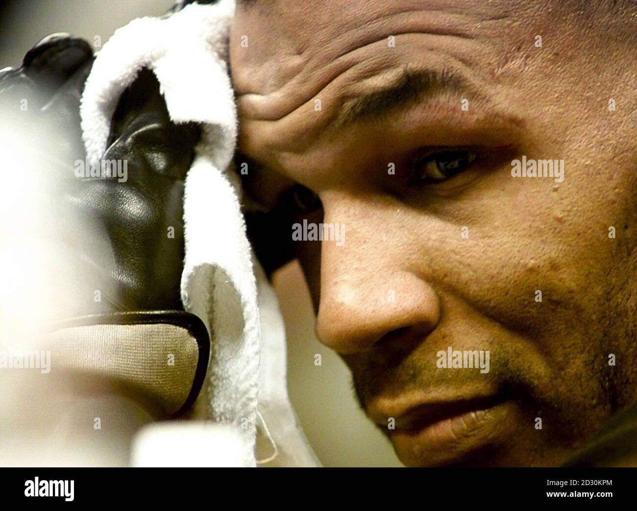 Le boxeur américain victorieux Mike Tyson élimine la sueur de sa tête avec une serviette, lors de la conférence de presse après avoir gagné son combat lourd contre Julius Francis de Briton lors du second tour à la MEN Arena, Manchester. Banque D'Images