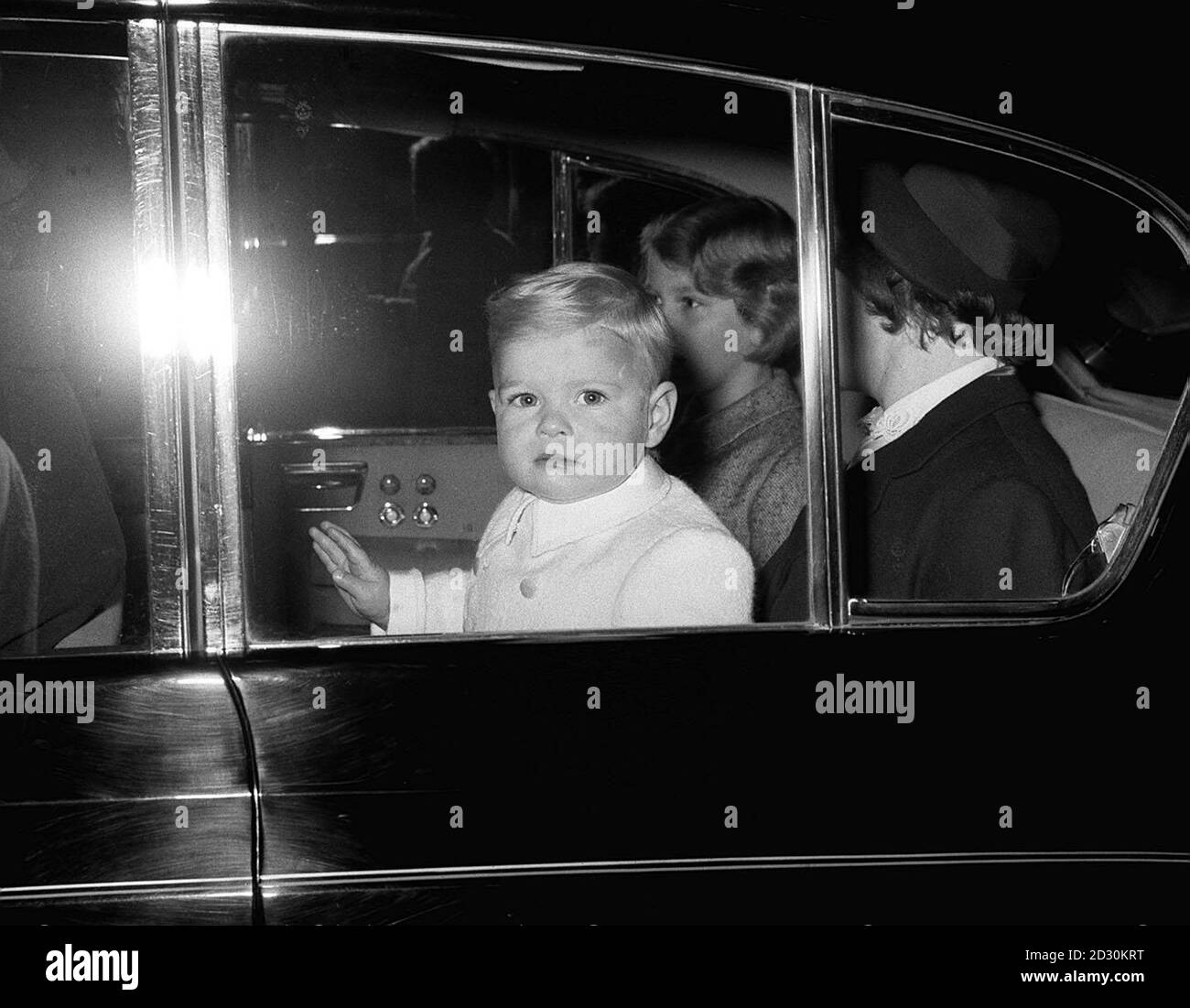 Le Prince Andrew lève la main en vague peu de temps après son arrivée à la gare de King's Cross, à Londres, d'Aberdeen. Banque D'Images