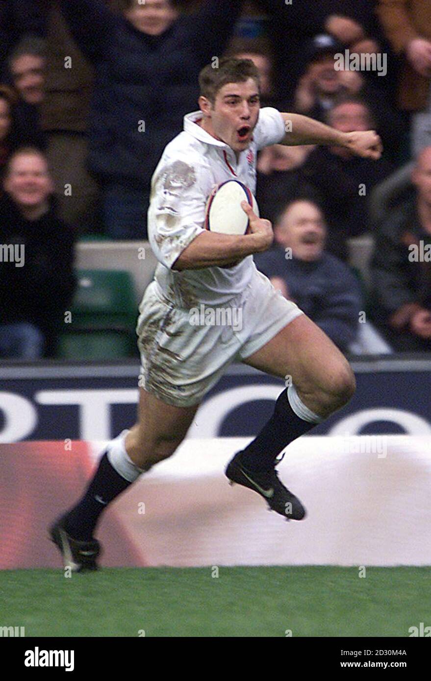 Ben Cohen, en Angleterre, célèbre sa deuxième et la sixième épreuve de l'Angleterre, lors de son match de rugby de six Nations contre l'Irlande en 2000 à Twickenham. Banque D'Images