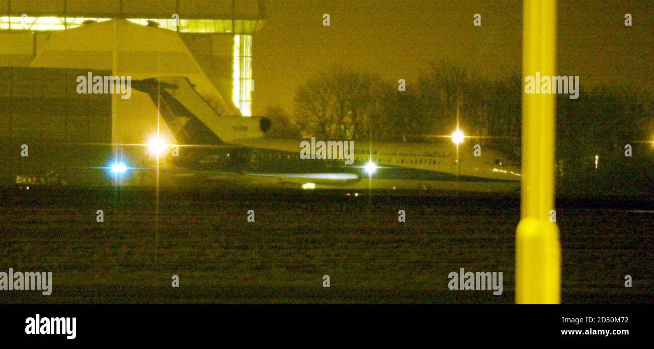 Le Boeing 727 d'Ariana Airlines a été détourné à l'aéroport de Stansted, où la police armée entouraient l'avion afghan détourné. Les pirates de l'air peuvent transporter 165 passagers et 23 membres d'équipage, dont 3 enfants. * l'avion a touché vers le bas juste après 2h de Moscou après avoir traversé l'Europe occidentale. L'aéroport a été fermé à tous les vols entrants et sortants au début des négociations avec les pirates de l'air. Banque D'Images