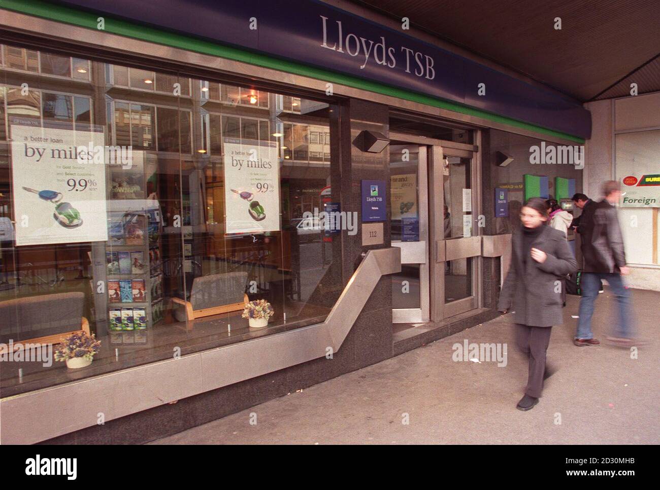 La succursale de la rue Victoria de la banque Lloyds TSB, dans le centre de Londres, le jour où il a été annoncé que les travailleurs de la banque ont subi des pertes d'emploi d'environ 3,000 licenciements.Les emplois du Lloyds TSB vont se poursuivre en 2000 et seront probablement accompagnés de fermetures de succursales.* ...alors que la Banque Royale d'Écosse devrait réduire de près de 18,000 emplois dans leur entreprise élargie, résultant de la prise de contrôle hostile de NatWest Bank. Banque D'Images