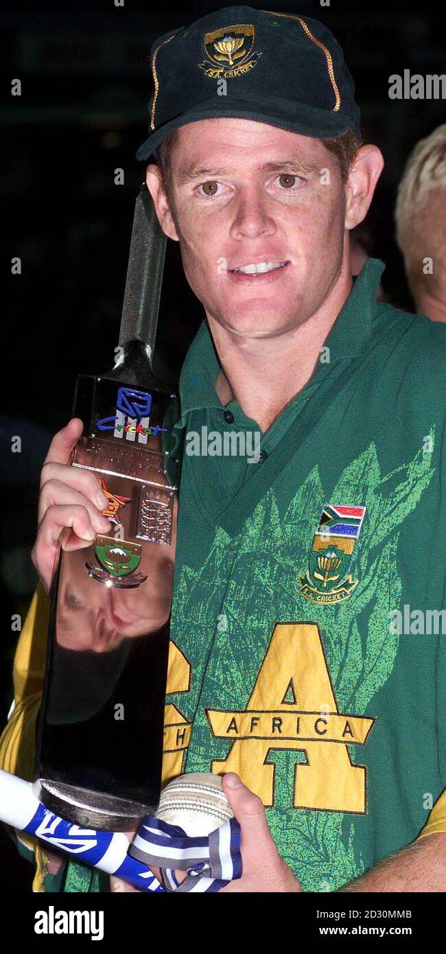 Homme du match et de la série, Shaun Pollock, avec le trophée après avoir battu l'Angleterre dans la finale du match international d'une journée de cricket de la série triangulaire au stade Wanderers, Johannesburg, Afrique du Sud. Banque D'Images