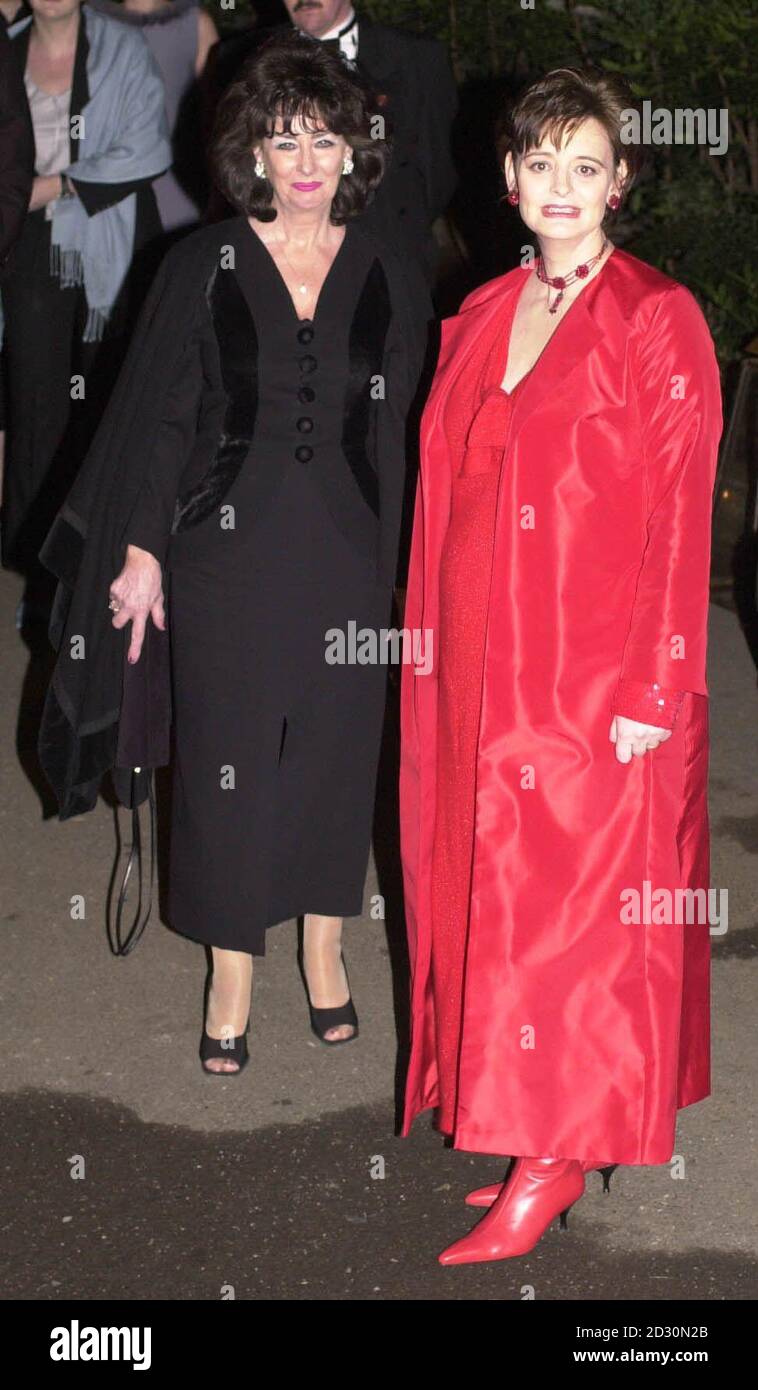 Cherie Blair, épouse du Premier ministre britannique Tony Blair (à droite) et Pauline Prescott, épouse du vice-premier ministre John Prescott, arrivent au Rover British Fashion Awards 200 au Natural History Museum de Londres. Banque D'Images