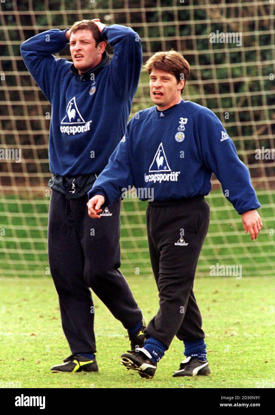 Cette image ne peut être utilisée que dans le contexte d'une fonction éditoriale. Les joueurs de Leicester City Tony Cotee (R) et Gerry Taggart sur le terrain d'entraînement Belvoir du club, avant leur match de finale de la coupe Worthington contre Tranmere Rovers. * ...à Wembley le dimanche 27/02/2000. Banque D'Images