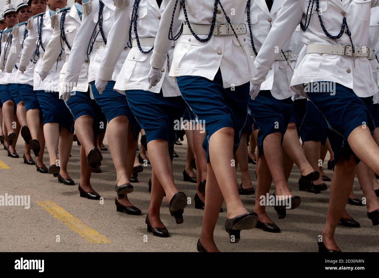 Les cadets de la police défilent lors de leur cérémonie de remise des  diplômes à l'académie de police d'Ain Benian le 6 août 2009. Même en Algérie  relativement libérale, certains pensent que