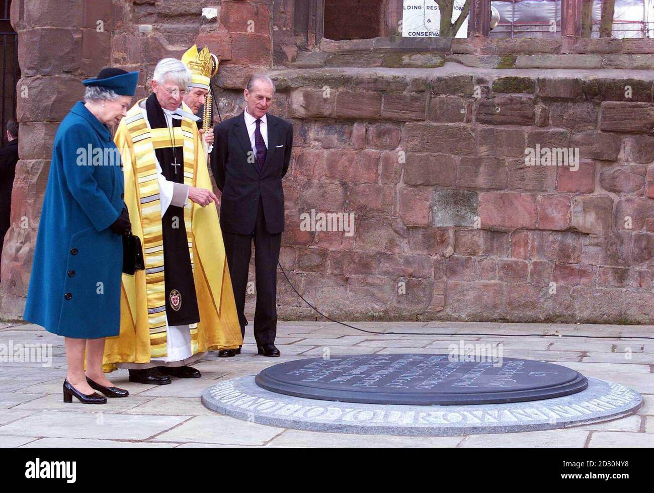 La Reine et le prince Philip, sur les ruines de la vieille cathédrale de Coventry, devant une plaque sur le devant de la maison. Pendant une journée de souvenir pour les personnes qui ont travaillé sur le front de la maison pendant la Seconde Guerre mondiale. Banque D'Images