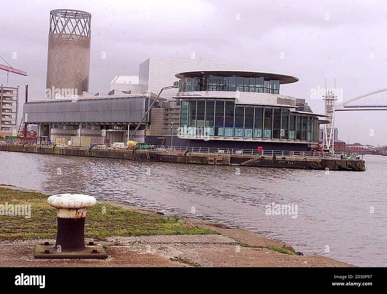 Le Lowry Centre sur le canal des navires de Manchester à Salford Quays, qui sera le premier centre d'exposition spécialement construit pour les œuvres de l'artiste de Salford L.S. Lowry, ainsi que des salles de théâtre et de danse. *02/10/2000 le corps de Lea Parkinson, 32 ans, le chef de l'équipe des arts du centre a été trouvé à la base de la tour Lowry. 12/10/2000: La Reine et le duc d'Édimbourg doivent ouvrir officiellement le centre. 25/4/01: Le centre des arts de Lowry se préparait à accueillir son millionième visiteur depuis son lancement il y a moins d'un an. Le projet du Millénaire pour le site national de plusieurs millions de livres Banque D'Images