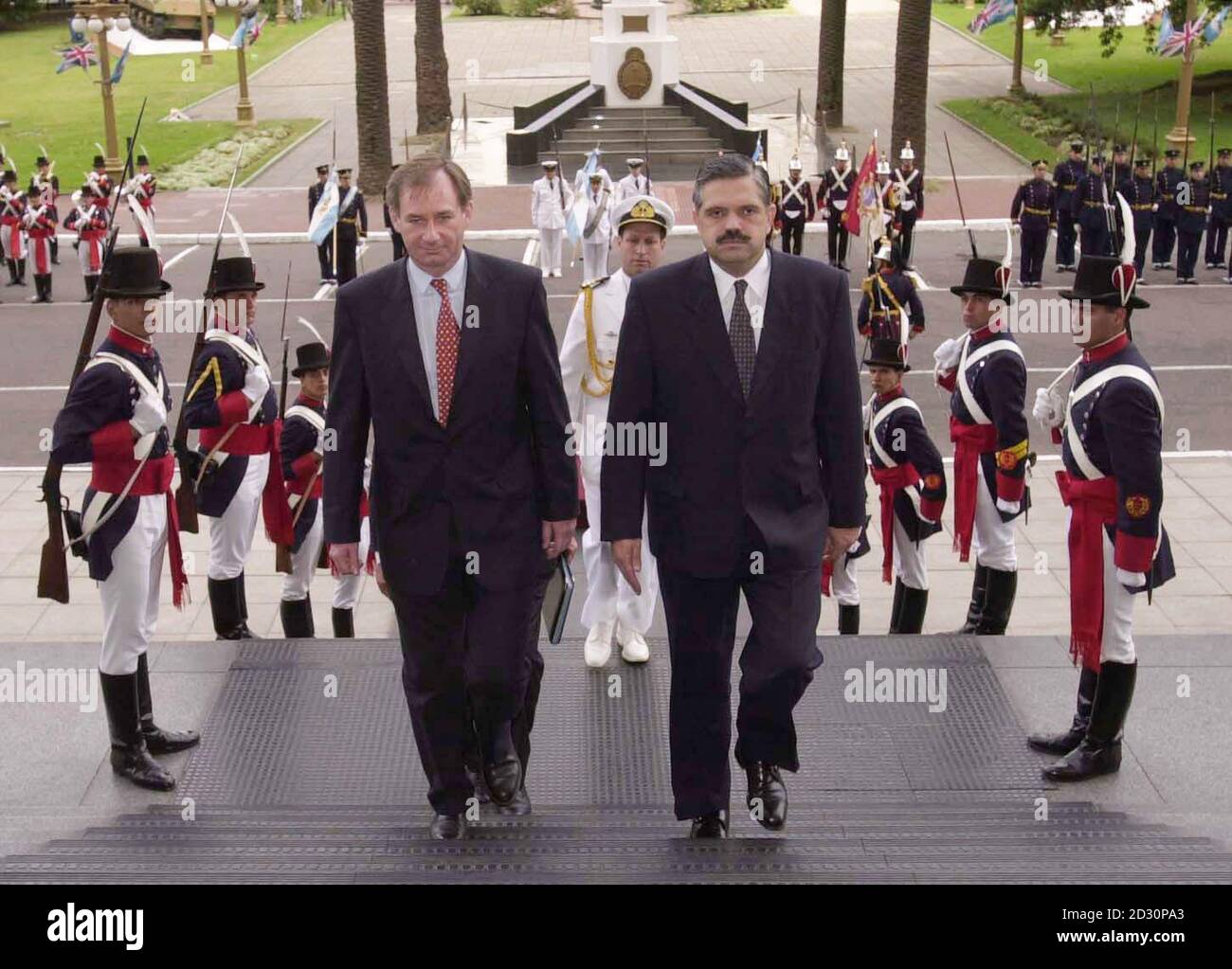 Le secrétaire d'État à la défense, Geoff Hoon (à droite), rencontre le ministre argentin de la défense, M. Lopez Murphy, à l'Edificio Libertador de Buenos Aires. M. Hoon espère renforcer les liens diplomatiques avec l'Argentine au cours de sa visite. Banque D'Images