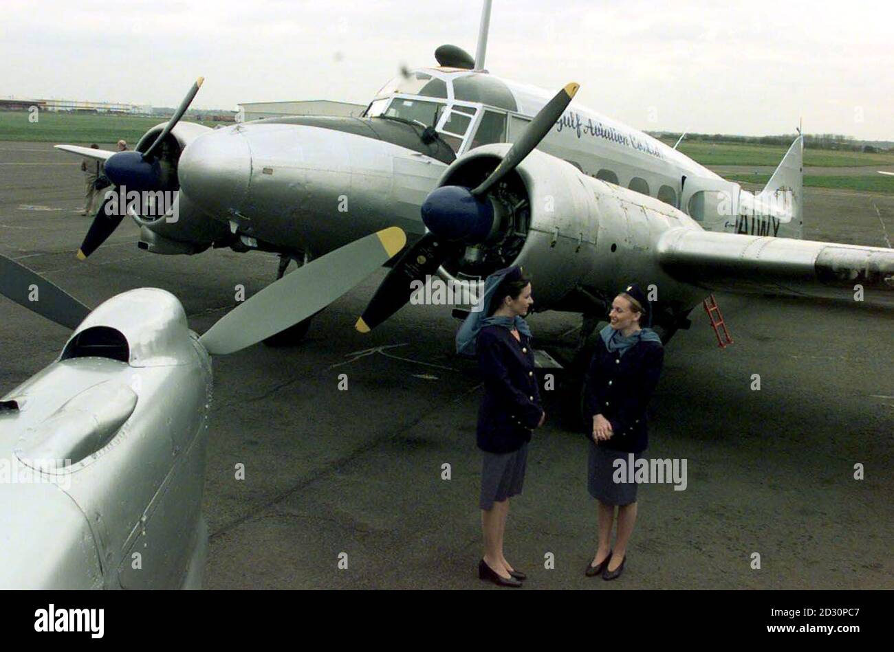 Deux membres de l'équipage de cabine de Gulf Air se trouvent actuellement à côté d'un Avro Anson de la Seconde Guerre mondiale, en raison d'un décollage de l'aéroport international West Midlands, Coventry, avec un 1950 de Havilland Dove. * les avions volent plus de 3,000 miles à Bahreïn pour recréer et célébrer le 50ème anniversaire du premier vol passager dans la région du Golfe. En 1950, Freddie Bosworth, pionnier écossais de l'aviation et ancien pilote de la Royal Air Force, a participé à la formation de la Gulf Aviation Company, mais a été tué peu après lors d'un essai sur un de Havilland Dove au Royaume-Uni. Banque D'Images