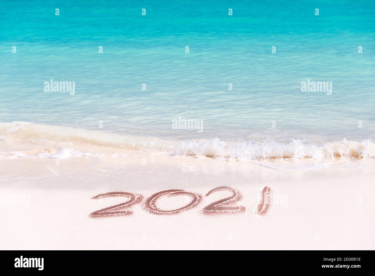 2021 écrit sur le sable d'une plage, voyage 2020 concept de la nouvelle année Banque D'Images