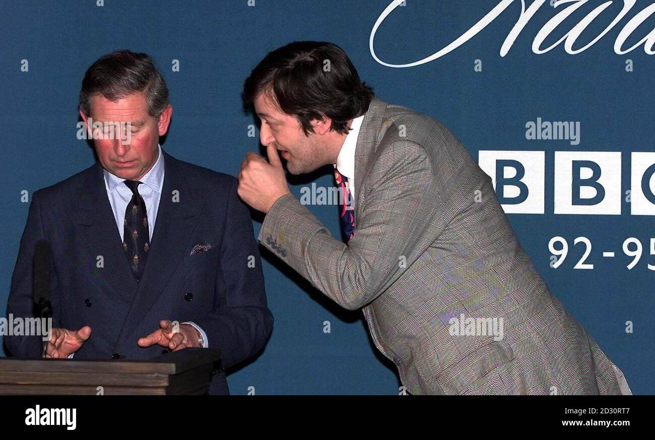 Le Prince de Galles (L) avec le comédien et acteur Stephen Fry, avant de s'adresser à la cérémonie des Prix du programme alimentaire 4 de la BBC radio au Palais St James à Londres. Le Prince parlait et présentait des prix au Palais, pour le Programme alimentaire. Banque D'Images