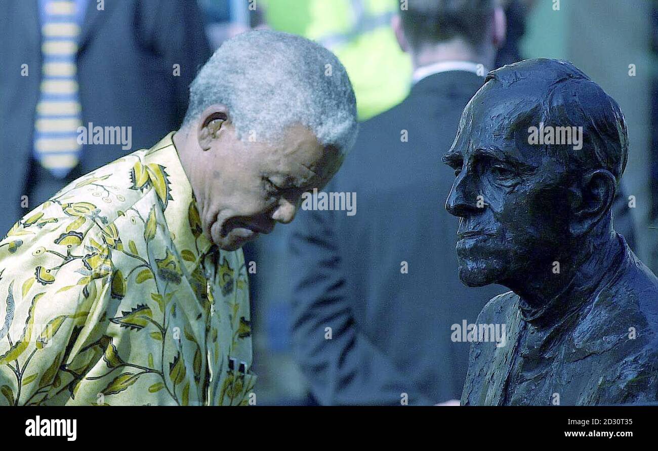 L'ancien président de l'Afrique du Sud, Nelson Mandela, 81 ans, dévoile un buste du regretté archevêque Trevor Huddleston, dans le centre-ville de Bedford, au cours d'une brève visite au Royaume-Uni.L'archevêque Huddleston était un ami et un comilitant contre l'apartheid, décédé en 1998.* le buste a été dévoilé en octobre 1999 mais Mandela n'a pas pu assister à la cérémonie en raison d'engagements antérieurs. Banque D'Images