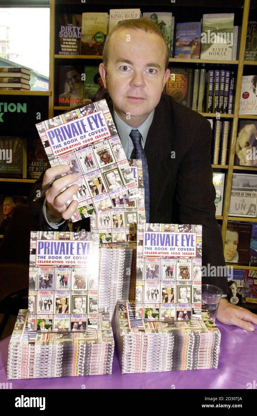 Le rédacteur en chef de Private Eye Ian Hislop, également du quiz d'actualités « Hate I Got News for You » de la télévision, détient un exemplaire du livre des couvertures célébrant les 1,000 numéros du célèbre magazine satirique Books etc, Oxford Street, Londres. Banque D'Images