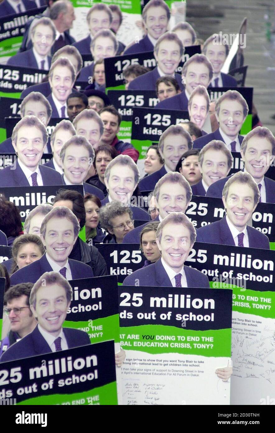 Les militants d'Oxfam sur le pont de Westminster à Londres, portant des images grandeur nature de Tony Blair. Les manifestants marchaient vers Downing Street pour présenter une pétition appelant le Premier ministre à prendre l'initiative de s'attaquer à la crise mondiale de l'éducation. Banque D'Images