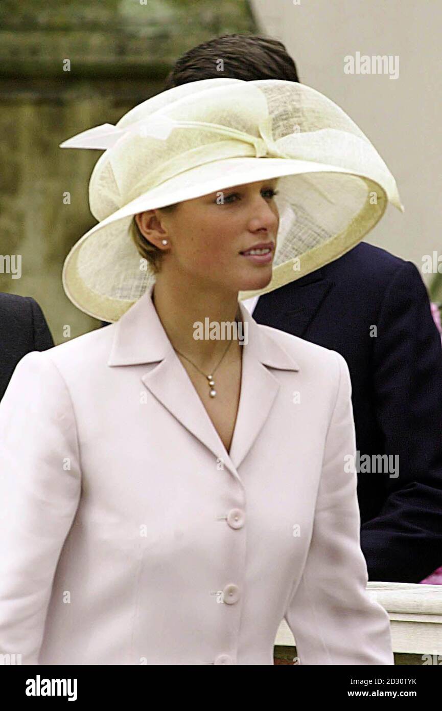 Zara Phillips, fille de la princesse royale dans le domaine du château de Windsor, comme elle et d'autres membres de la famille royale ont accompagné la reine mère et la reine au service de l'église de Pâques qui se tient dans le domaine. Banque D'Images