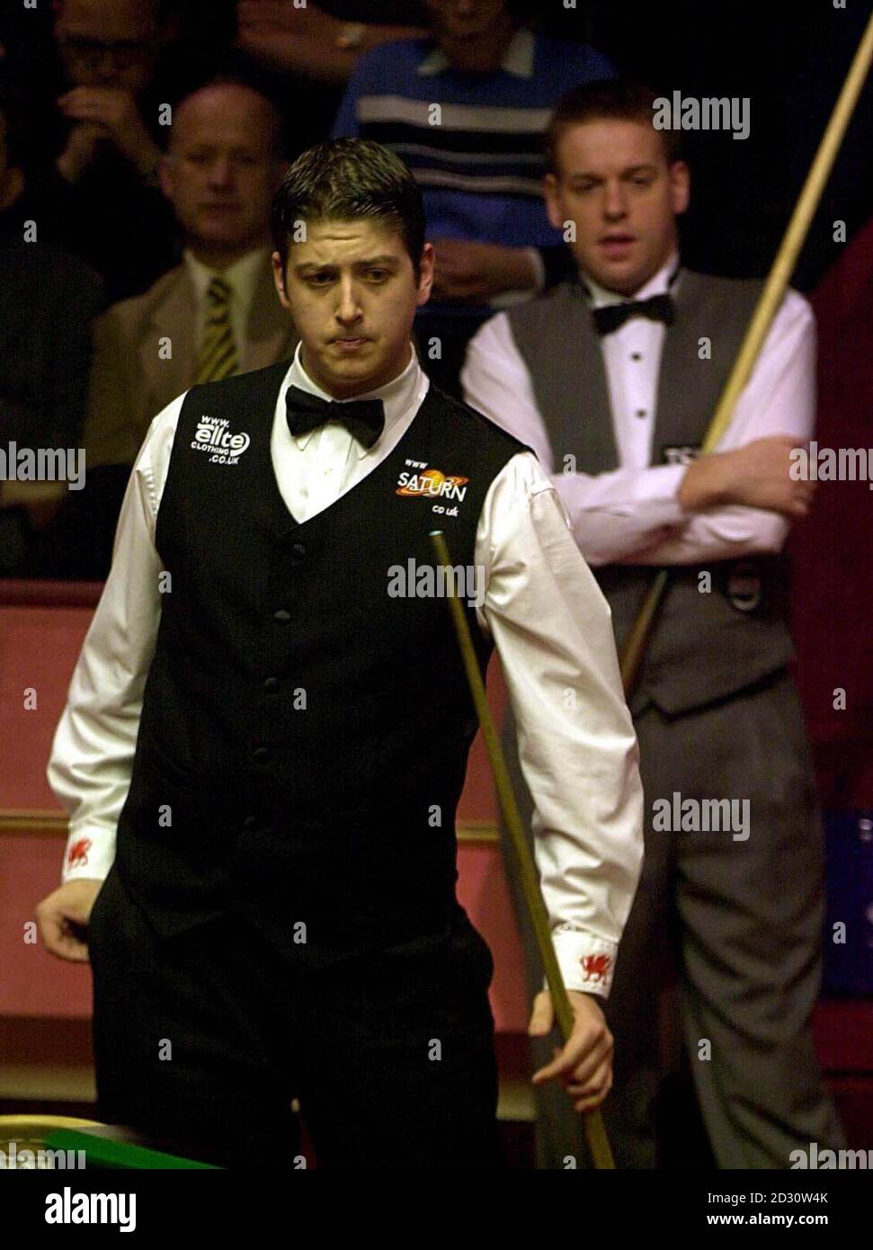 Matthew Stevens, du pays de Galles, est parti et Joe Swail, de l'Irlande du Nord, lors de la demi-finale du championnat Embassy World Snooker au Crucible Theatre, à Sheffield. Banque D'Images